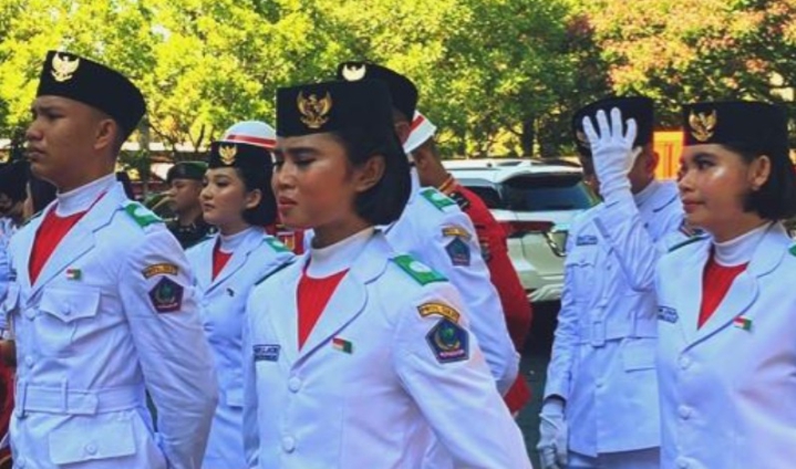 Usai pengibaran bendera, para anggota paskibraka kembali ke titik awal dengan wajah penuh lega. Di sana, suasana berubah mengharukan. Banyak di antara mereka tak kuasa menahan air mata. Rasa bangga bercampur haru mewarnai momen sakral itu.