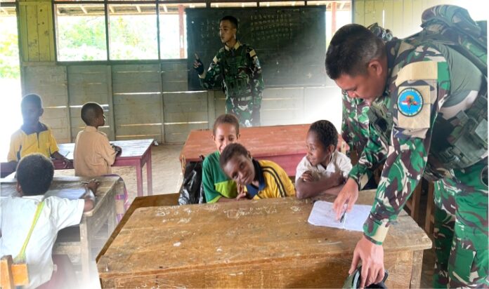 Satgas Yonif 126/Kalacakti Pos Kalikao menunjukkan kepeduliannya terhadap dunia pendidikan dengan mengajar langsung di SD YPPK Santo Sidorus Waropko, Distrik Waropko, Kabupaten Boven Digoel, Papua Selatan, Selasa (19/8/2025).