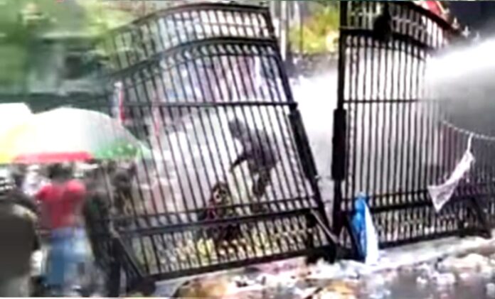 Aksi unjuk rasa menuntut Bupati Pati Sudewo mundur memanas pada Rabu (13/8/2025).Kericuhan pecah sekitar pukul 11.00 WIB, saat massa melempari jendela sekretariat Kantor Bupati dengan batu dan mendesak Sudewo keluar menemui mereka.