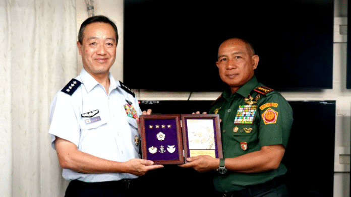 Panglima TNI Jenderal TNI Agus Subiyanto menghadiri acara Reception on Deck bersama Kepala Staf Gabungan Angkatan Bersenjata Jepang (JSDF), Jenderal Hiroaki Uchikura, di atas kapal perang Jepang JS Osumi yang bersandar di Pelabuhan Tanjung Priok, Jakarta Utara, Minggu (24/8/2025).
