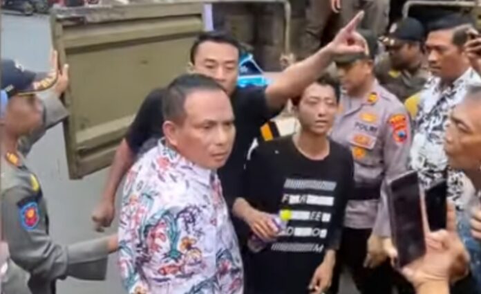 Bupati Pati Sudewo secara resmi membatalkan kebijakan kenaikan Pajak Bumi dan Bangunan Perdesaan dan Perkotaan (PBB-P2) sebesar 250 persen. Keputusan itu diambil setelah muncul penolakan luas dari masyarakat.