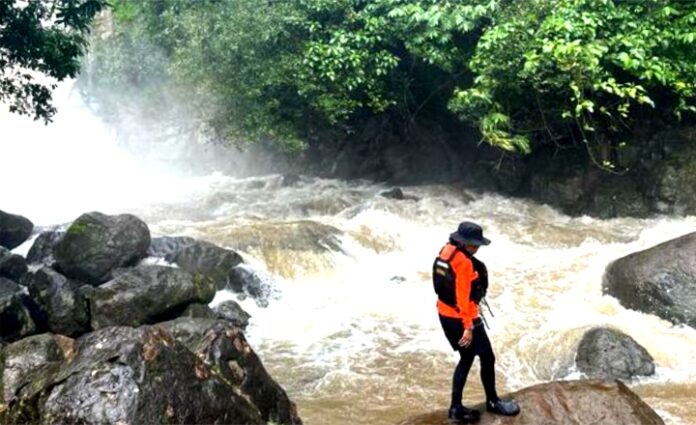 Liburan Muhammad Aril (22) bersama teman-temannya di Air Terjun Mangampa, Kabupaten Maros, Sulawesi Selatan, berakhir tragis. Pemuda asal Makassar itu hilang setelah terpeleset saat melompat ke air dan terseret arus deras pada Minggu (10/8/2025).