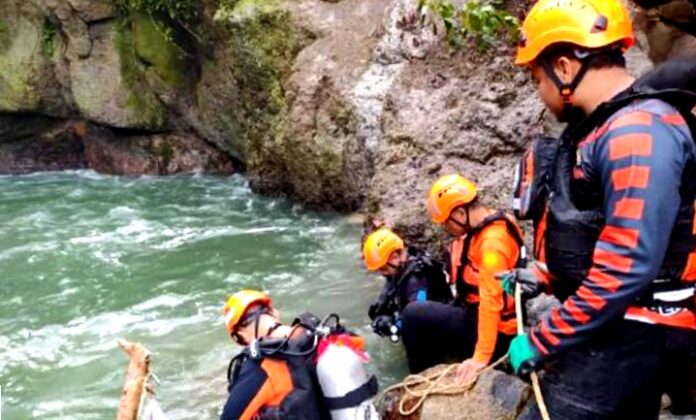 Hanyut Tiga Hari, Lansia Gowa Ditemukan Tewas di Dasar Air Terjun TakapalaJasadnya lansia bernama Daeng Jumba ditemukan tim SAR gabungan pada hari ketiga pencarian, Senin (5/5/2025), di kedalaman 9 meter.