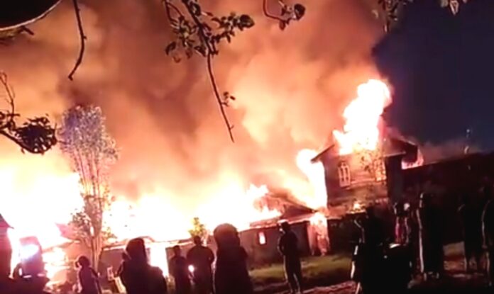 Musibah kebakaran melanda permukiman masyarakat di kompleks Pasar Blante, Kelurahan Gogagoman, Kecamatan Kotamobagu Barat, Sulawesi Utara, Jumat (22/8/2025) dini hari.