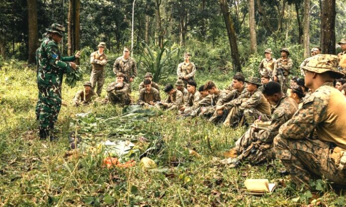 Latihan Gabungan Tentara Nasional Indonesia (TNI) melaksanakan Force Integration Training (FIT) bersama pasukan militer dari Amerika Serikat (US Armed Forces) dan Jepang (Japanese Ground Self-Defense Forces) bertempat di Pusat Misi Pemeliharaan Perdamaian (PMPP) TNI, Sentul, Bogor, Selasa (26/8/2025).