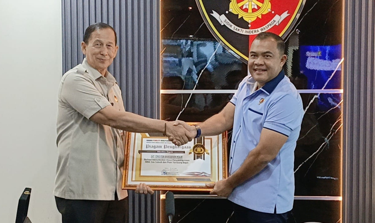 Penghargaan tersebut diserahkan langsung oleh Ketua Dewan Pembina BPI KPNPA RI, Brigjen Pol (Purn) Drs. Erwin Charara Rusmana, SH, MH, kepada Direktur Tipidter Bareskrim, Brigjen Pol Nunung Syaifuddin, S.I.K., M.M., dalam sebuah acara sederhana namun bermakna di ruang kerja beliau.
