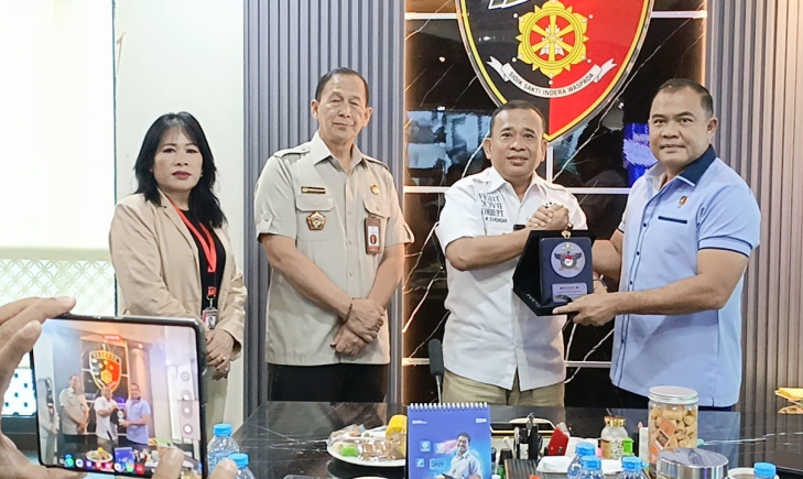 Penyerahan penghargaan turut dihadiri Wakil Direktur, Kasubdit 1 dan Kasubdit 3 Dit Tipidter. Dari pihak BPI KPNPA RI hadir Ketua Umum Tb. Rahmad Sukendar, S.Sos, SH, MH, Ketua Harian Roslan Sianipar, S.Pd, SH, Kepala Biro OKK Jatmoko Suandanu, SE, MM, serta Kabag Hukum Melida Sianipar, SH.