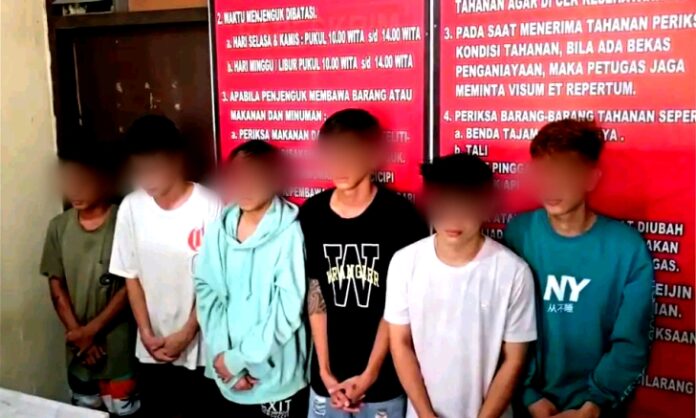 Sebanyak sembilan orang terduga pelaku tawuran dengan menggunakan panah wayer dan senjata tajam di Kelurahan Pakowa Lingkungan II, Kecamatan Wanea, Kota Manado, berhasil ditangkap Polsek Wanea, Polresta Manado, Selasa, 12 Agustus 2025.