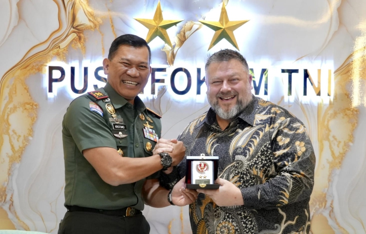 Langkah Diplomasi Informasi, TNI dan AS Sepakat Perkuat Sinergi Komunikasi Publik, Kepala Pusat Penerangan (Kapuspen) TNI Mayjen TNI Kristomei Sianturi menerima kunjungan Atase Pers Kedutaan Besar Amerika Serikat untuk Indonesia, Jamie W. Ravetz, di Ruang Tamu Gedung TB. Simatupang, Puspen TNI, Jakarta, Rabu (20/8/2025).