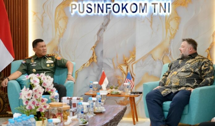 Langkah Diplomasi Informasi, TNI dan AS Sepakat Perkuat Sinergi Komunikasi Publik, Kepala Pusat Penerangan (Kapuspen) TNI Mayjen TNI Kristomei Sianturi menerima kunjungan Atase Pers Kedutaan Besar Amerika Serikat untuk Indonesia, Jamie W. Ravetz, di Ruang Tamu Gedung TB. Simatupang, Puspen TNI, Jakarta, Rabu (20/8/2025).