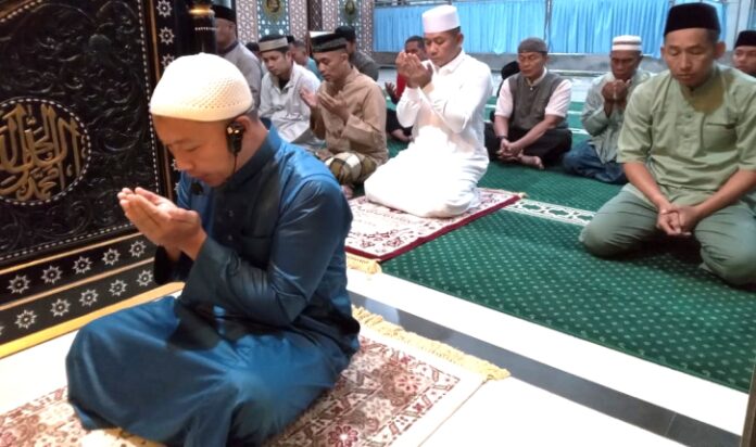 Lanud Sultan Hasanuddin menggelar doa bersama yang diawali dengan pelaksanaan Sholat Subuh berjamaah di Masjid Nurussamawat, Makassar, Minggu (31/8/2025).