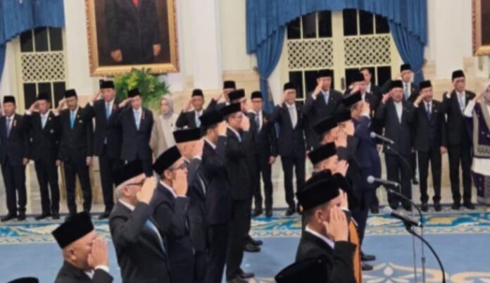 Ketua Umum BPI KPNPA RI, Rahmad Sukendar, melontarkan kritik keras terhadap praktik pemberian tanda kehormatan negara Bintang Mahaputra. Menurutnya, banyak penerima penghargaan tersebut tidak tepat sasaran dan bahkan terkesan dipaksakan, ada lagi mantan koruptor juga menerima penghargaan , sehingga mengikis makna luhur dari penghargaan tertinggi negara itu.
