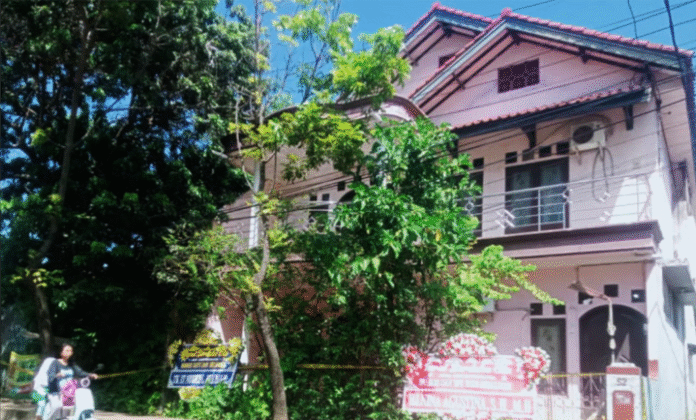 Penemuan Lima mayat terkubur di dalam sebuah rumah di Kelurahan Paoman, Kabupaten Indramayu, Jawa Barat, bikin geger. Korban, yang merupakan sekeluarga, ditemukan dalam satu lubang di belakang rumah, Senin (1/9/2025).