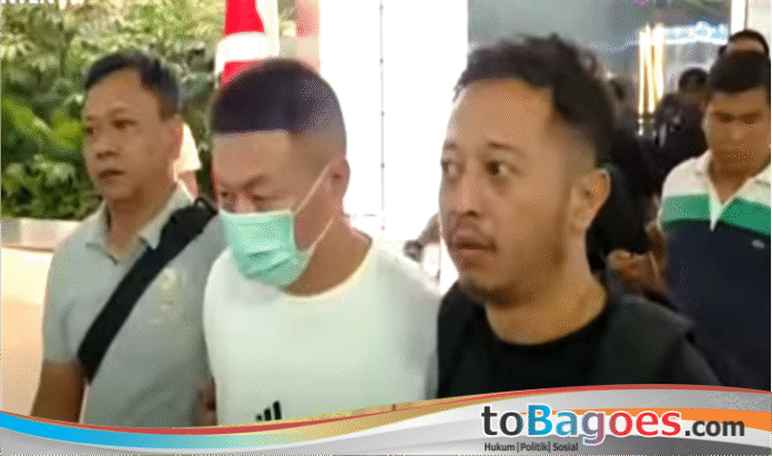 Polisi meringkus dua dari tiga Warga Negara Tiongkok yang membobol rumah kosong di kawasan Lippo Karawaci, Kelurahan Panunggangan Barat, Kecamatan Cibodas, Kota Tangerang. Kedua tersangka adalah Feng Shangwei (49) dan Huang Xiaobo (39).