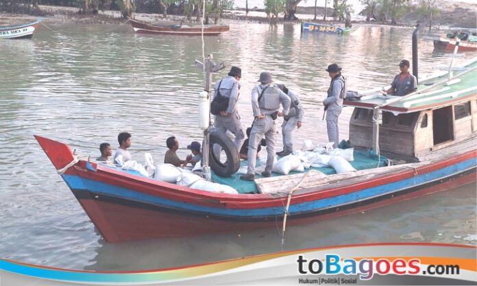 Stasiun Bakamla Bangka Belitung berhasil menggagalkan praktik penyelundupan pasir timah ilegal di kawasan IUP PT Timah Tempilang DU-1545, Bangka Belitung. Dari hasil operasi, tim menemukan 26 kampil pasir timah kering dengan total berat mencapai 1.261 kilogram.