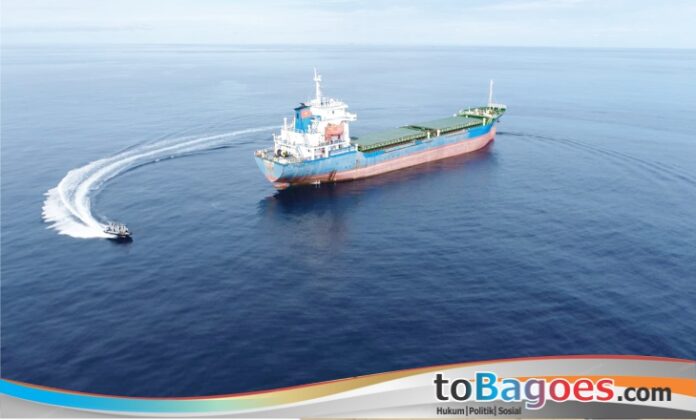 Unsur patroli Bakamla RI, KN Pulau Dana-323, memeriksa kapal asing berbendera Vietnam, MV Truong An 05, yang lego jangkar di perairan Indonesia, Senin (16/9).