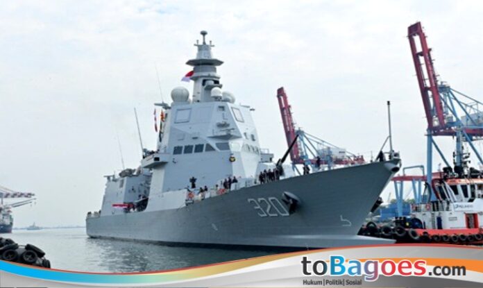 Panglima TNI Jenderal Agus Subiyanto mendampingi Menteri Pertahanan RI Jenderal (Purn) Sjafrie Sjamsoeddin bersama Kepala Staf Angkatan Laut (Kasal) Laksamana TNI Dr. Muhammad Ali menyambut kedatangan KRI Brawijaya-320 (BWJ-320) di Dermaga 107 Pelabuhan Tanjung Priok, Jakarta Utara, Senin (8/9/2025).