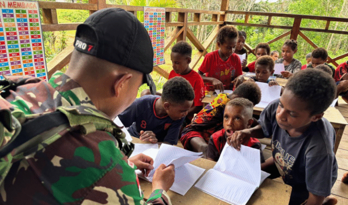 Satgas Yonif 126/Kala Cakti secara aktif melaksanakan program pembelajaran baca, tulis, dan hitung (calistung) bagi siswa sekolah dasar di Kampung Kombut, Kabupaten Boven Digoel, Senin (1/9/2025).