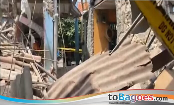 Ledakan Misterius Guncang Pondok Cabe Ilir, 8 Rumah Rusak dan 7 Warga Terluka Tim Gegana bersama Puslabfor Polri melakukan olah tempat kejadian perkara (TKP) terkait ledakan misterius di Jalan Talas II, Pondok Cabe Ilir, Pamulang, Tangerang Selatan, Jumat (12/9/2025).