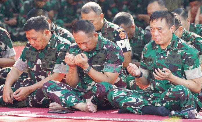 Panglima TNI Jenderal Agus Subiyanto memimpin doa istighosah di kawasan Monumen Nasional (Monas), Jakarta Pusat, Senin (1/9/2025).