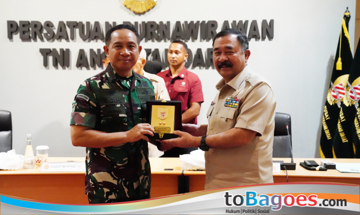 Panglima TNI Jenderal Agus Subiyanto dan Ketua Umum PPAD Mayjen (Purn) Dr. Komaruddin Simanjuntak. Pertemuan berlangsung di Aula Soeryadi PPAD, Jalan Matraman Raya, Jakarta Timur, Jumat (12/9/2025).