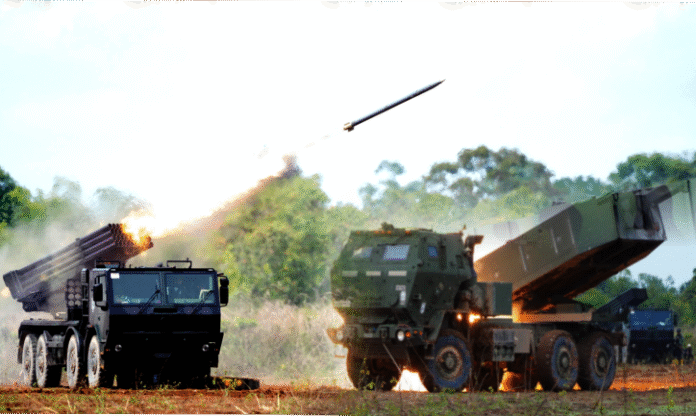 Langit Baturaja bergetar saat roket High Mobility Artillery Rocket System (HIMARS) meluncur menghujani sasaran dengan presisi tinggi dalam latihan penembakan gabungan Super Garuda Shield (SGS) 2025, Selasa (2/9/2025).