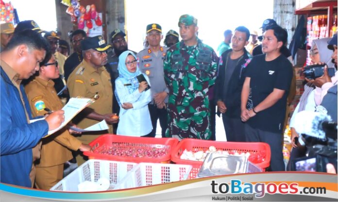 Dalam upaya menjaga stabilitas harga kebutuhan pokok di Kabupaten Puncak Jaya, aparat TNI mendampingi pemerintah daerah melakukan pemantauan harga sembako di sejumlah titik.