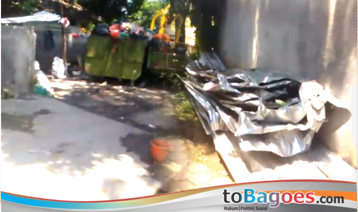 Bangunan Tempat Pembuangan Sampah (TPS) sementara di kawasan Taman Sari, Kelurahan Cimuncang, Kota Serang, ambruk meski belum berusia setahun. Proyek yang dibiayai Anggaran Pendapatan dan Belanja Daerah (APBD) melalui Dinas Lingkungan Hidupp (DLH) Kota Serang itu menimbulkan tanda tanya besar terkait kualitas pengerjaan dan dugaan praktik asal-asalan dalam pelaksanaannya.