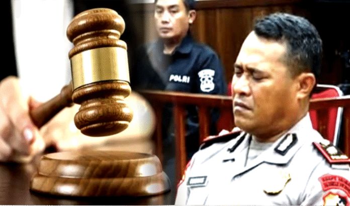 Majelis Sidang Etik Polri menjatuhkan sanksi pemecatan terhadap Kompol Cosmas Kaju Gae, Komandan Batalyon Resimen IV Korps Brimob, buntut tewasnya pengemudi ojek online, Affan Kurniawan.