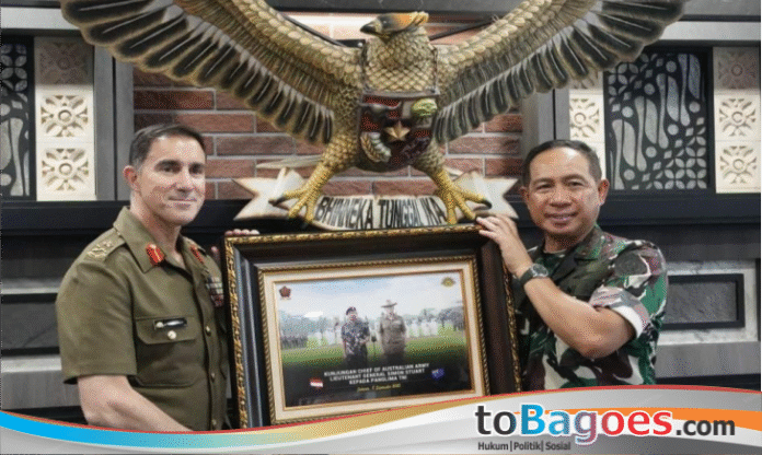 Panglima TNI Jenderal Agus Subiyanto menerima kunjungan kehormatan (courtesy call) Kepala Angkatan Darat Australia Letjen Simon Stuart di Markas Besar TNI, Jakarta Timur, Senin (8/9/2025).