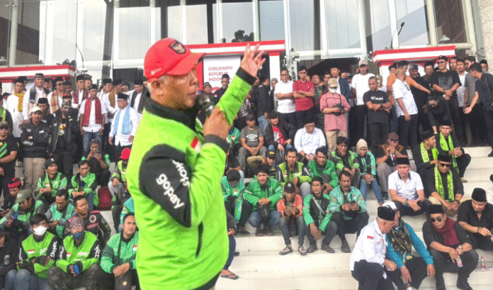 Siang  di halaman Gedung DPRD Kota Tangerang Selatan, Banten, terasa berbeda. Ratusan orang dari berbagai lapisan masyarakat tumplek ruah. Ada tokoh masyarakat, perwakilan organisasi kemasyarakatan (ormas), hingga komunitas ojek online. Namun mereka bukan datang untuk marah, melainkan untuk berikrar menjaga kedamaian kota tempat mereka hidup.