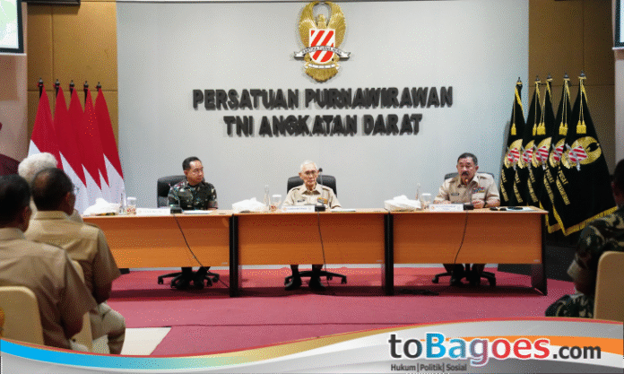 Panglima TNI Jenderal Agus Subiyanto bersilaturahmi dengan Ketua Badan Pertimbangan Pusat Persatuan Purnawirawan TNI AD (PPAD) Jenderal (Purn) Try Sutrisno, didampingi Plt. Ketua Umum PPAD Mayjen (Purn) Dr. Komaruddin Simanjuntak. Pertemuan berlangsung di Aula Soeryadi PPAD, Jalan Matraman Raya, Jakarta Timur, Jumat (12/9/2025).