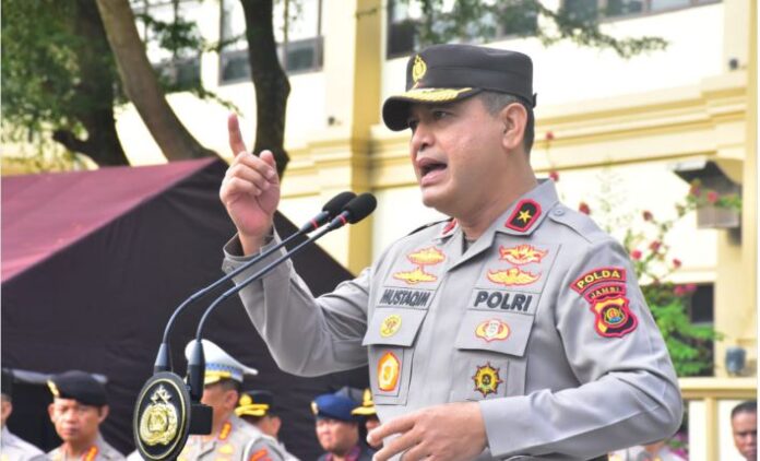Wakapolda Jambi menggelar upacara memperingati Hari Olahraga Nasional (HAORNAS) ke-42 tahun 2025 di Lapangan Hitam Mapolda Jambi, Senin (09/09/2025). Upacara dipimpin Wakapolda Jambi Brigjen Pol M. Mustaqim, S.I.K, dan dihadiri Pejabat Utama serta seluruh personel Polda Jambi.