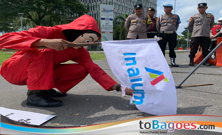 Aktivis bertopeng melakukan unjuk rasa tunggal di halaman Gedung kantor PT Inalum, Kuala Tanjung, Batubara