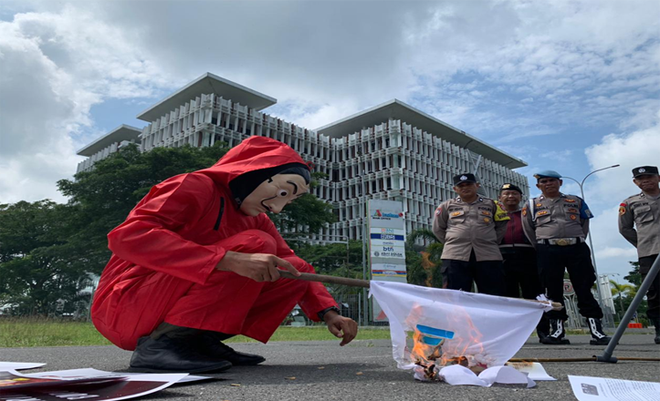 pria bertopeng tersebut melakukan aksi membakar bendera Inalum sebagai simbol perlawanan terhadap kesewenangan.