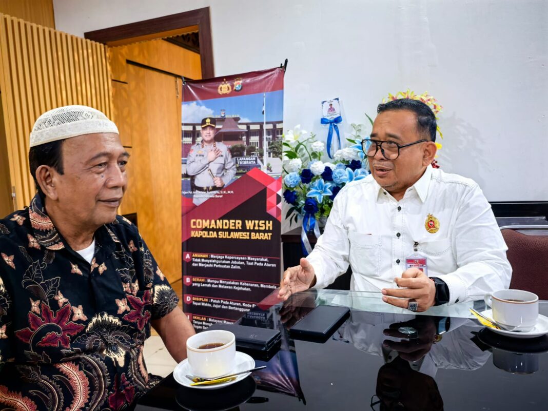 Ketua Umum BPI KPNPA RI, didampingi Sadiman Pakayu (Korwil Sulbar) dan Haji Jamal Anggota BPI KPNPA RI Polman, melakukan kunjungan resmi ke Kepolisian Daerah Sulawesi Barat (Polda Sulbar) untuk menindaklanjuti laporan polisi yang diajukan Haji Jamal.