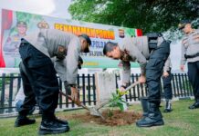 Waka Polda Sumbar Tanam Pohon di Polres Sijunjung, Dorong Polri Lebih Peduli Lingkungan Wakil Kepala Kepolisian Daerah Sumatera Barat (Waka Polda Sumbar), Brigjen Pol. Solihin, S.I.K., M.H., C.SPHR, melaksanakan kunjungan kerja ke Mapolres Sijunjung pada Jumat (17/04/2026) sore.