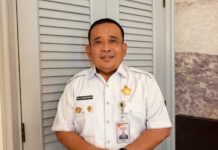 Napi Korupsi “Keluyuran” Usai Sidang, Dipindah ke Nusakambangan; Rahmad Apresiasi Ketegasan Menteri Agus Narapidana kasus korupsi sektor nikel, Supriadi, yang viral karena kedapatan “keluyuran” ke kedai kopi usai menjalani sidang Peninjauan Kembali (PK), langsung dipindahkan ke Lapas Nusakambangan. Langkah tegas ini menuai apresiasi dari Ketua Umum BPI KPNPA RI, Tubagus Rahmad Sukendar.