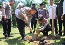 Pospol Limo Koto Berdiri, Kapolres Sijunjung Dorong Pelayanan 24 Jam untuk Warga Kapolres Sijunjung, AKBP Willian Harbensyah, S.I.K., M.H., memimpin langsung peresmian Pos Polisi (Pospol) Limo Koto Polsek Kamang Baru yang dirangkai dengan kegiatan penanaman pohon, Rabu (22/4/2026). Pospol tersebut berlokasi di Jorong Pasar, Nagari Sungai Betung, Kecamatan Kamang Baru, Kabupaten Sijunjung.