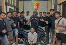 Gasak Motor Pagi Hari, Pelaku Curanmor di Sawahlunto Diringkus Sat Reskrim Kurang dari 24 Jam Satuan Reserse Kriminal (Sat Reskrim) Polres Sawahlunto bergerak cepat mengungkap kasus pencurian kendaraan bermotor (curanmor) yang terjadi di wilayah hukumnya. Dalam waktu kurang dari 24 jam, petugas berhasil mengamankan seorang terduga pelaku berinisial AH alias Rey (22), warga Tomang Pulo, Kelurahan Merah, Kota Jakarta Barat.