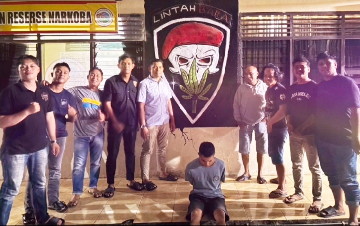 Hanya berselang beberapa jam setelah pengungkapan kasus di Desa Kumbayau, Kecamatan Talawi, Tim Opsnal Lintah Bara berhasil menangkap seorang pelaku penyalahgunaan narkotika jenis sabu di wilayah Kolok Mudik pada Selasa, 28 April 2026, sekitar pukul 18.30 WIB.