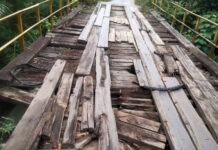 Tragis! Warga Setiap Hari Lewati Jembatan Lapuk, Siapa Bertanggung Jawab? Tragis! Warga Setiap Hari Lewati Jembatan Lapuk, Siapa Bertanggung Jawab?