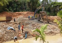 Tragedi PETI Sijunjung: Aktivitas Tambang Tetap Berjalan Meski Sudah Dilarang, 9 Orang Tewas Para pekerja sedang melakukan aktivitas penambangan emas ilegal dengan sistem dompeng di area perbukitan dekat aliran sungai.