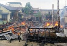Kebakaran Hebat di Padang Sibusuk, Tiga Rumah dan Satu Mushalla Ludes Terbakar Musibah kebakaran melanda permukiman warga di Jorong Tepi Balai, Nagari Padang Sibusuk, Kecamatan Kupitan, Kabupaten Sijunjung, Minggu (14/6/2026) siang.