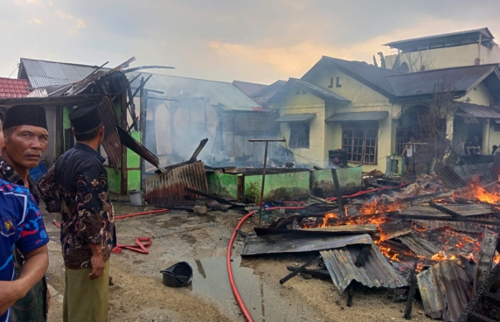 Musibah kebakaran melanda permukiman warga di Jorong Tepi Balai, Nagari Padang Sibusuk, Kecamatan Kupitan, Kabupaten Sijunjung, Minggu (14/6/2026) siang.