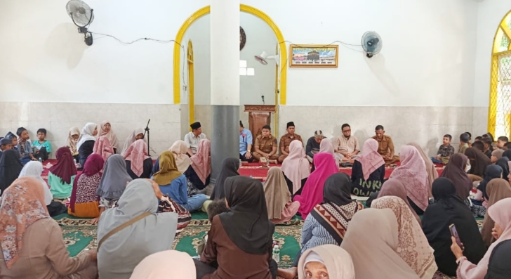 Wujud kepedulian terhadap sesama kembali ditunjukkan Majelis Taklim Surau Palo Al Munawarah, Desa Silungkang Tigo, dengan menyalurkan santunan kepada 135 anak yatim dan fakir miskin yang berasal dari tiga desa di kawasan Silungkang, Sawahlunto, Senin (29/6/2026).