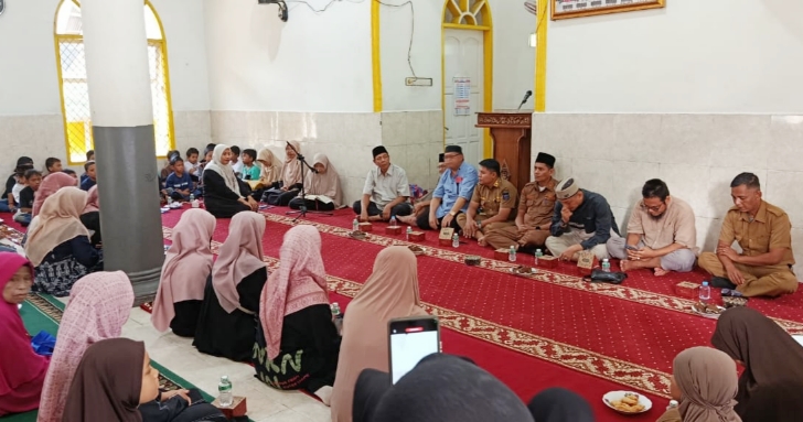 Wujud kepedulian terhadap sesama kembali ditunjukkan Majelis Taklim Surau Palo Al Munawarah, Desa Silungkang Tigo, dengan menyalurkan santunan kepada 135 anak yatim dan fakir miskin yang berasal dari tiga desa di kawasan Silungkang, Sawahlunto, Senin (29/6/2026).