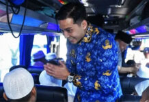 Kepulangan Jamaah Haji Disambut Haru, Pemko Sawahlunto Beri Apresiasi dan Doa Jamaah Haji Sawahlunto ,Riyanda Putra ,Sawahlunto ,Haji 2026 ,Haji Mabrur ,Berita Sawahlunto ,Sumatera Barat,Pemko Sawahlunto ,Jeffry Hibatullah ,TanahSuci ,Mekkah ,Kepulangan JamaahHaji ,Info Sawahlunto ,Berita Terkini ,News Update ,Pelayanan Haji ,Kota Sawahlunto ,Religi ,Islam ,Haji Indonesia