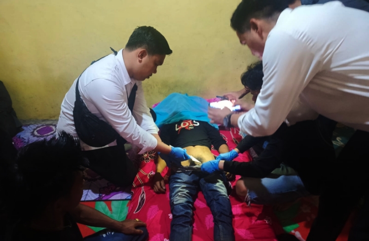 Pria di Sawahlunto Ditemukan Meninggal Tergantung, Polisi Selidiki Penyebab Kematian Personel Polsek Muaro Kalaban bersama Tim Identifikasi (Inafis) Satuan Reserse Kriminal (Satreskrim) Polres Sawahlunto bergerak cepat mendatangi lokasi dan melakukan olah tempat kejadian perkara (TKP) setelah menerima laporan mengenai ditemukannya seorang warga dalam keadaan meninggal dunia di sebuah rumah di Dusun Sungai Loban, Desa Muaro Kalaban, Kecamatan Silungkang, Kota Sawahlunto, Senin (13/7/2026).