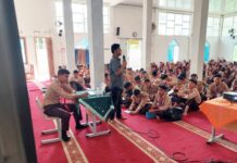 Kasat Resnarkoba Polres Sijunjung Ajak Siswa Baru SMAN 2 Jadi Pelopor Anti Narkoba Lewat MPLS Dalam upaya memperkuat pencegahan penyalahgunaan dan peredaran gelap narkotika di kalangan pelajar, Satuan Reserse Narkoba (Satresnarkoba) Polres Sijunjung menggelar kegiatan penyuluhan dan sosialisasi bahaya narkotika kepada peserta didik baru kelas X SMAN 2 Sijunjung dalam rangka Masa Pengenalan Lingkungan Sekolah (MPLS).